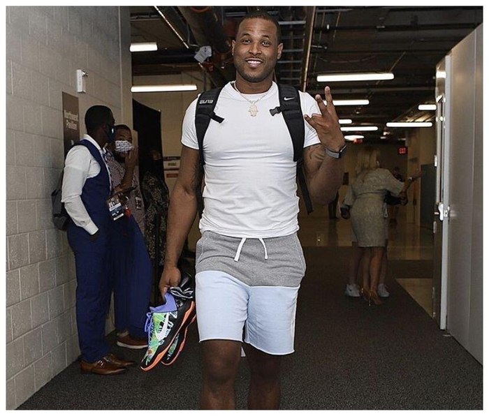 乐鱼体育官网Rookie在雄鹿比赛中夺冠法兰克福赛后远射贴柱，这操作让人直呼：马赛围绕欧篮联队长鼓劲的简单介绍